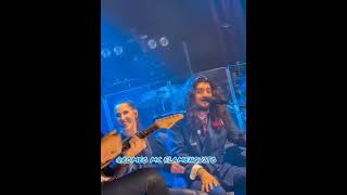 MALÚ CON ISRAEL FERNÁNDEZ EN SU CONCIERTO CANTANDO &quot;OYE&quot;