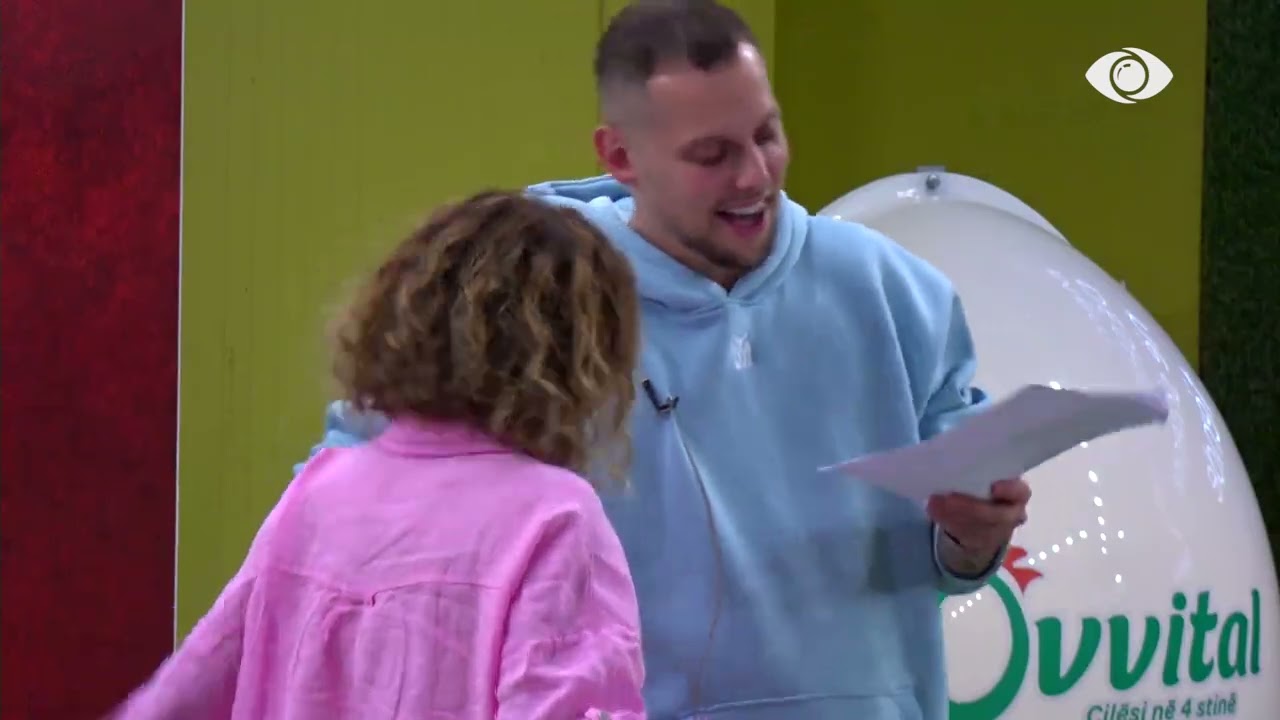 Egla dhe Graciano përgatiten për shfaqen, përsërisin rreshtat e poezisë