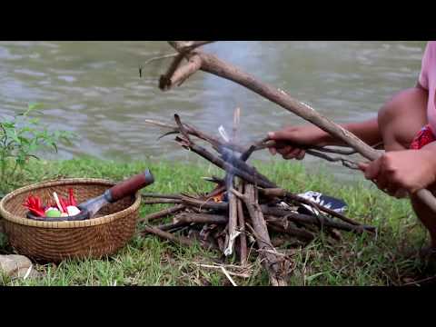 Survival skills: Octopus grilled for food at river flow - Cooking Octopus eating delicious Video