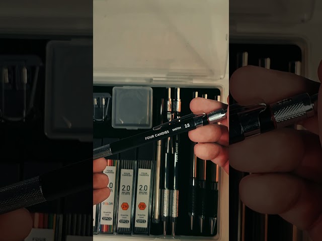 Vídeo relacionado con Four Candies 6 Portaminas Pastel 0,5 mm & 0,7 & 0,9 mm, Criterium Dibujo Lápices con 360 Minas HB, 3 Gomas y 9 Recambios de Goma, para Dibujo, los Bocetos