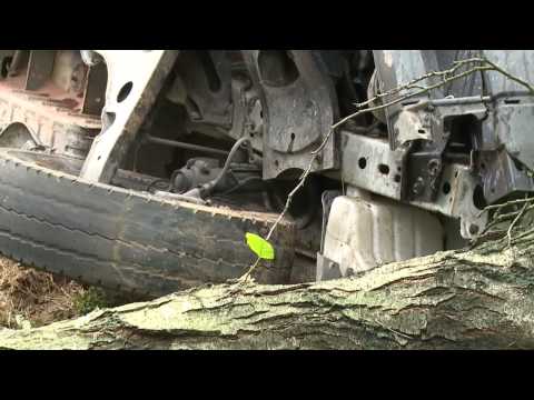 Zu schnell in die Ausfahrt - Paketfahrer landet auf der Seite.