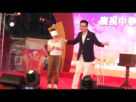 香港魔術師 與現場觀眾表演剪不完的繩 沙田公園市集