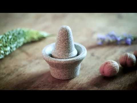 Nüsse knacken mit dem Handmörser - Denk Keramik