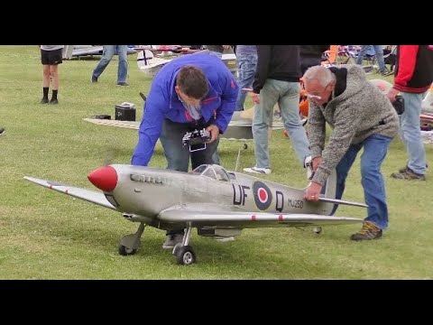 LARGE SCALE MULTIPLE RC WW2 FIGHTERS TEARING UP THE RUNWAY - LMA RAF COSFORD - 2019