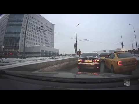 Обмороженный Яндекс.Таксист оторвал зеркало у автомобиля Toyota