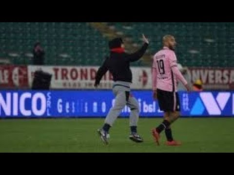 INCREDIBILE Bari Palermo tifoso invade il campo e schiaffeggia calciatore del Palermo Aleesami