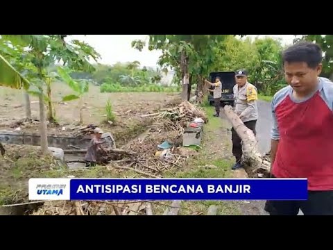 POLISI NGAWI BERSAMA WARGA BERSIHKAN LIMBAH PENYUMBAT SALURAN AIR