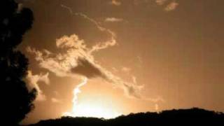 Al que está sentado en el trono