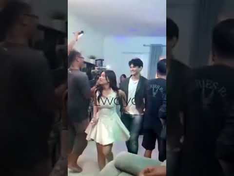 Beda Cara Aqeela Calista Gandeng Arya Mohan Dan Harry Vaughn Jadi Sorotan