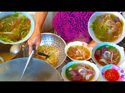 GlassNoodle With Chicken Soup - Boeng Proleut Street Food