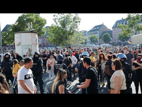 Mannheim: Corona-Leugner*innen und Gegenprotest am Marktplatz