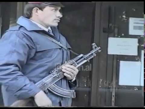 Policia, kontrolle prane qendrave te votimit  (21 Nentor 1998)