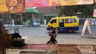 Download lagu “Pagi Hari di Depan Konter, Suasana Jalan Mulai Hidup!” mp3