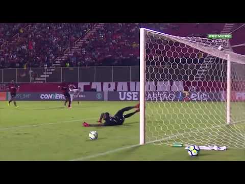 Uma defesa difícil do jovem goleiro Caíque contra o Flamengo em 2018