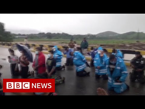洪都拉斯人祈求從颶風 "伊奧塔 "中獲得保護 - BBC新聞網 (Hondurans pray for protection from Hurricane Iota - BBC News)