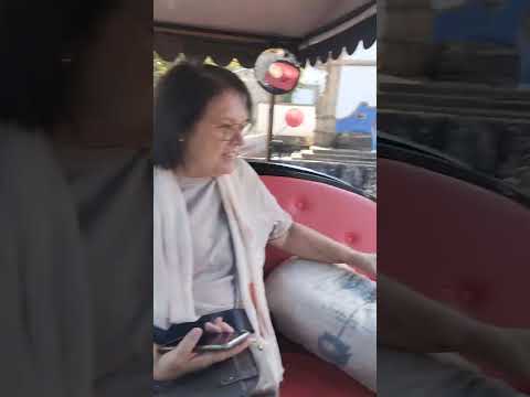 Guia turístico explicando sobre o pé -de-moleque em Tiradentes MG