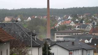preview picture of video 'Sprengung des Industrieschlotes in Weitramsdorf'