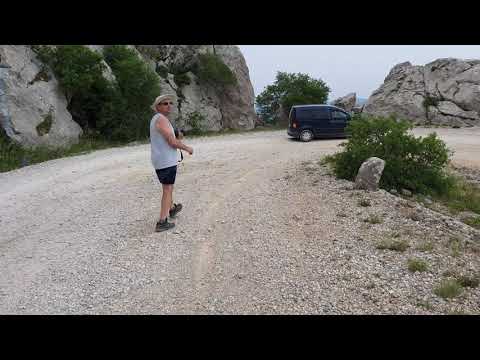 Egy harcos fotós túratárssal a Velebit hegység szerpentínjein.