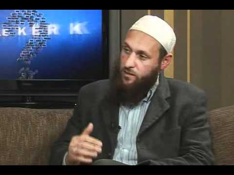 Fali namaz, jam e mbuluar, lexoj për Islam mirëpo nuk jam... - 126.9