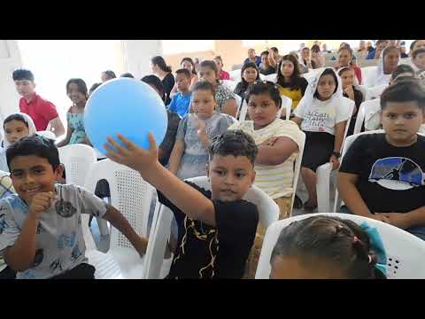 entrega de ragalitos para todos los padres e hijos en iglesia san juan bosco