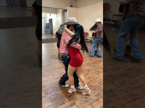 Bailando Cumbia - La Raza Nortena