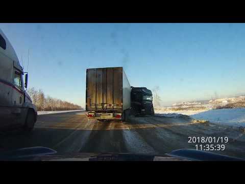 Водитель фуры уснул за рулем и снес остановку на трассе М5