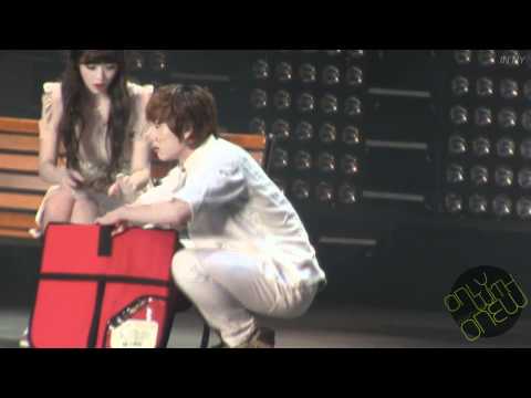 [fancam] 111023 SHINee delivery boy Onew @ SMT in NY