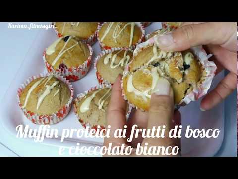 FIT MUFFIN PROTEICI AI FRUTTI DI BOSCO E CIOCCOLATO BIANCO