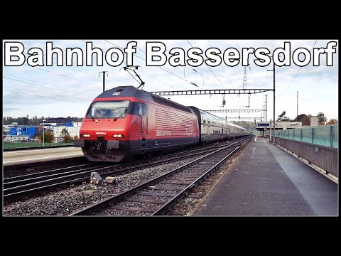 Züge und Busse beim Bahnhof in Bassersdorf, Schweiz 2019