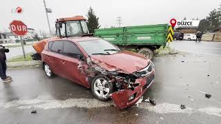 Otomobil İle Traktör Çarpıştı 2 Yaralı