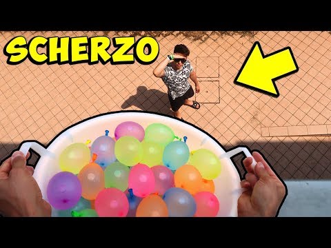 SCHERZO AL MIO AMICO CON I PALLONCINI D'ACQUA!!!