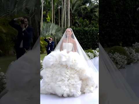 A entrada da Larissa Manoela ao som do tema de “Enrolados” da Disney. 🥹♥️