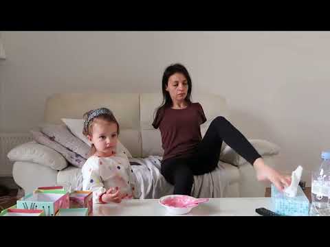 Mama fara maini isi creste copilul