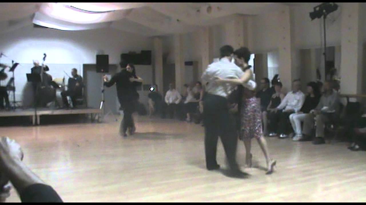 1 Federico Farfaro i Liesl Bourke oraz  Mariano Bielak i Paula Gurini milonga w CK105 - 1 FTA