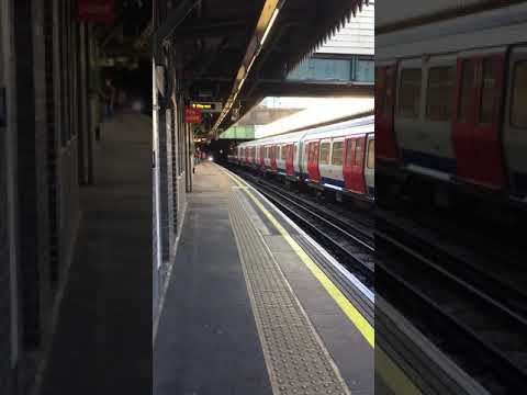 London Underground Track Recording Vehicle (TRV) arriving at Edgware Road to reverse