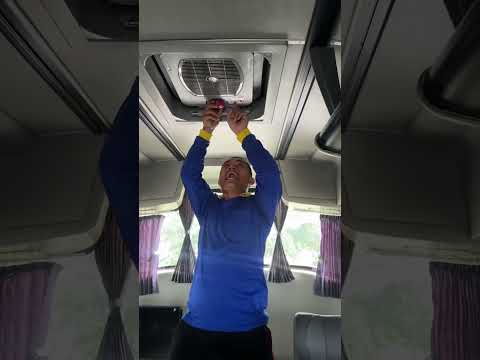 ทางออกฉุกเฉิน กรณีติดอยู่ในรถบัส #funny #funnyvideos #funnyshorts  #comedy #comedyvidoes #jokes