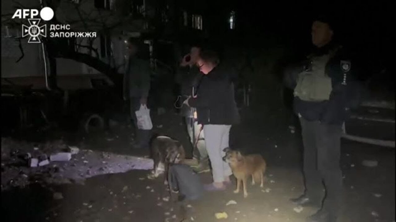 Raid russo su Zaporizhzhia, soccorritori al lavoro tra le macerie