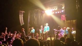 Me First and the Gimme Gimmes - Sweet Caroline (Live)
