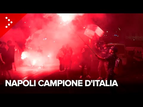 Napoli in festa per la vittoria dello scudetto. Tifosi riempiono le piazze: "Siamo i campioni"
