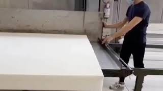 <p>Fasi della lavorazione artigianale che occorrono per la realizzazione di un materasso per divano prontoletto.</p>
