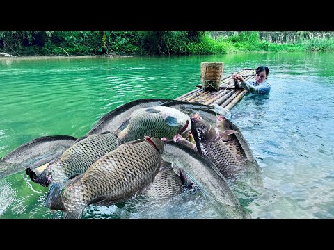 Traditional Fishing Skills - Single Mother Catches Giant Fish in Very Deep Water Using Bamboo Raft