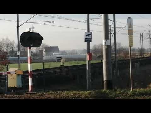 Przelot zielonej EU07 - 128 ze składem kilku platform.