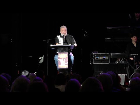 Tom Brown talks with the Judges - video by Susan Quinn Sand