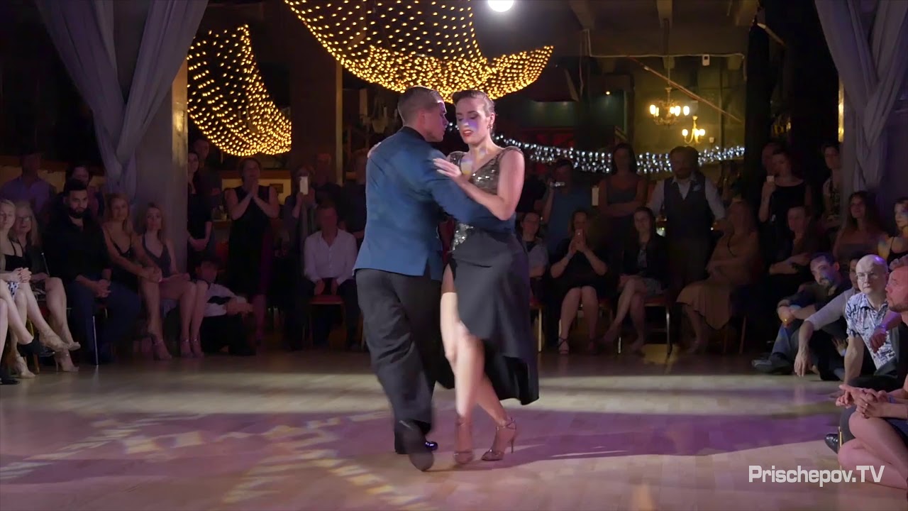 Video thumbnail for Fernanda Grosso & Alejandro Ferreyra, 4-4, Milonga Ideal in Planetango 19.04.2019