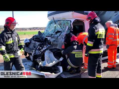 01.04.2019- Dwie ciężarówki zmiażdżyły dostawczaka. Kierowcę z wraku wycinali Strażacy