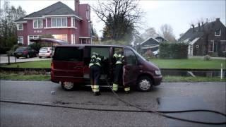 [FOTO'S & VIDEO] Autobrand in Vinkeveen, brandweer voorkomt uitbranden