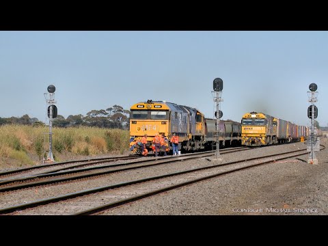 2AM5 Pacific National Container Train Passes Grain Train (30/11/2021) - PoathTV Australian Railways