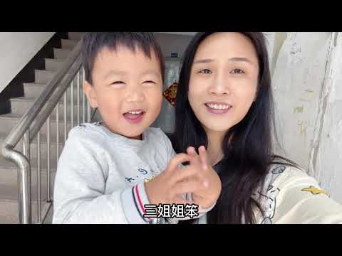 宝妈带领4个孩子卖废品，这一屋到底能赚多少？拿到钱全家吃大餐