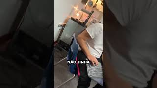 O POLICIAL REVISTOU o aluno na SALA DE AULA... (@HappilyOfficial)