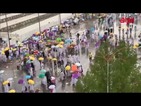شاهد بالفيديو.. لقطات متفرقة للحظات هطول أمطار الخير على حجاج بيت الله في مشعر عرفات